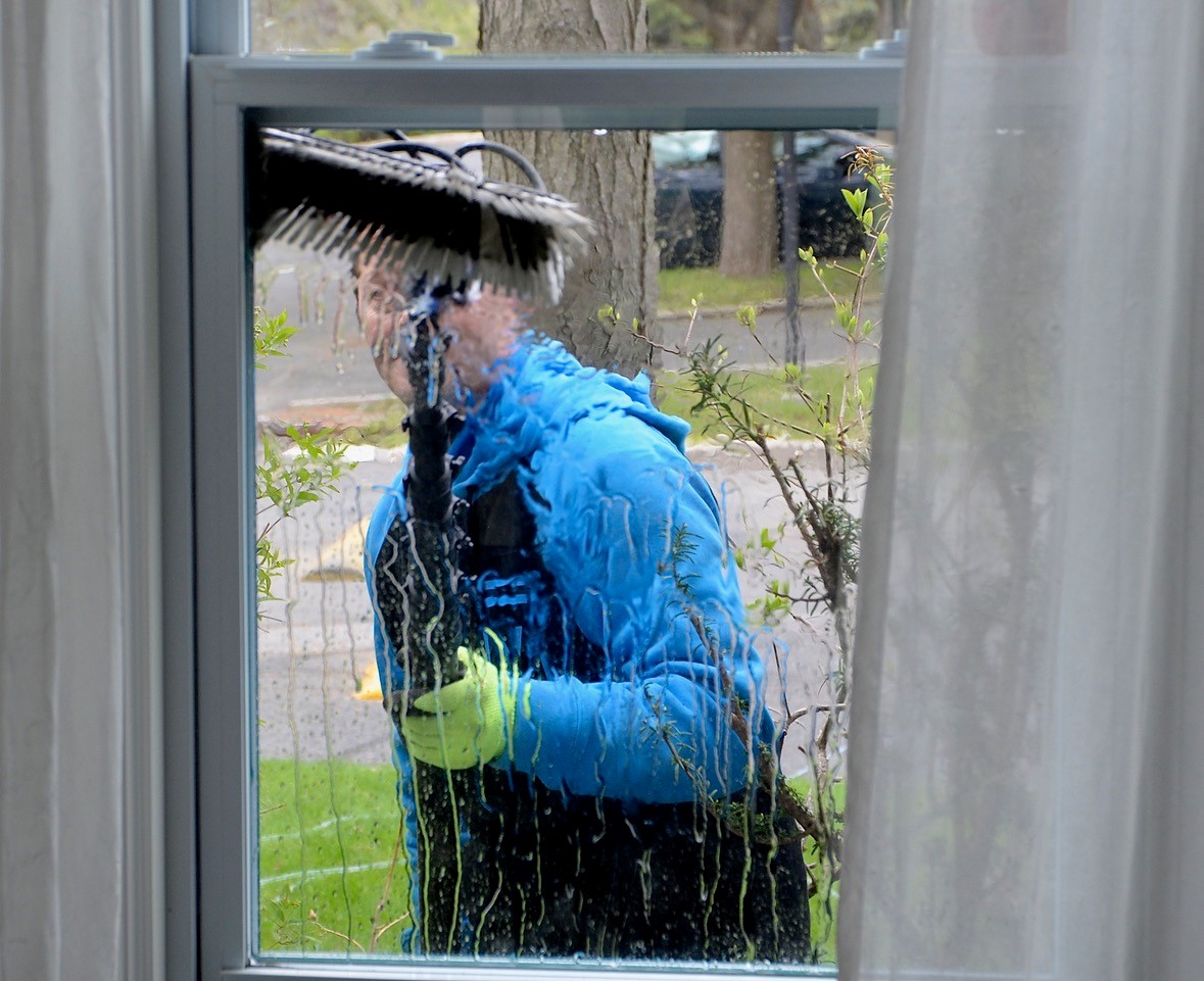 Nettoyer ses vitres comme un pro avec un nettoyeur de vitres -  Vitro-Services